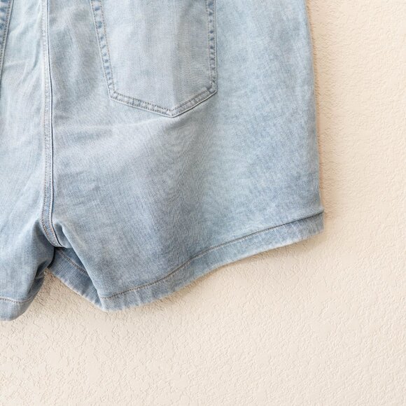 Torrid NWT 3X Light Wash Denim Shorts 5” Inseam Plus Size Weekend Soft Mid Rise - Picture 11 of 13
